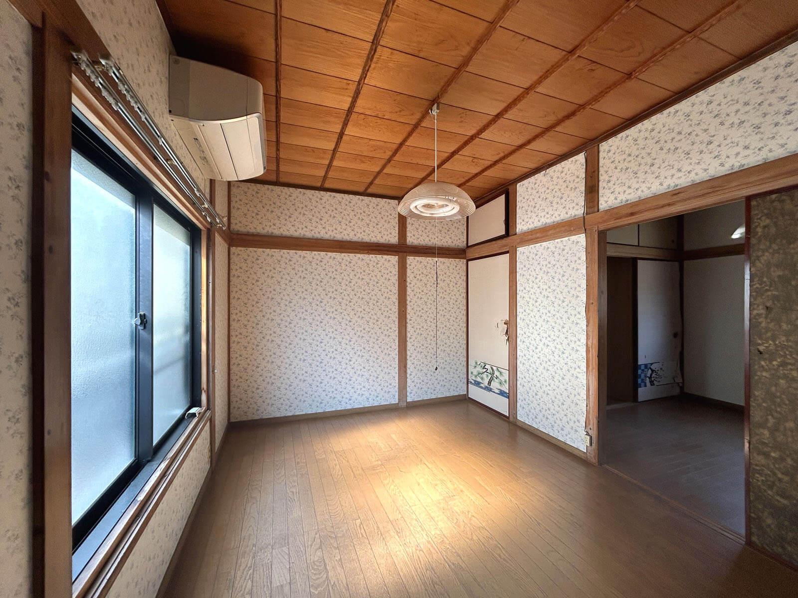 大田区大森中の賃貸物件/2F：ファンシーな花柄の壁紙はあえてそのまま遊ぶもよし、張り替えてセンスよくまとめるもよし