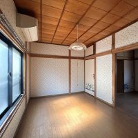 大田区大森中の賃貸物件/2F：ファンシーな花柄の壁紙はあえてそのまま遊ぶもよし、張り替えてセンスよくまとめるもよし