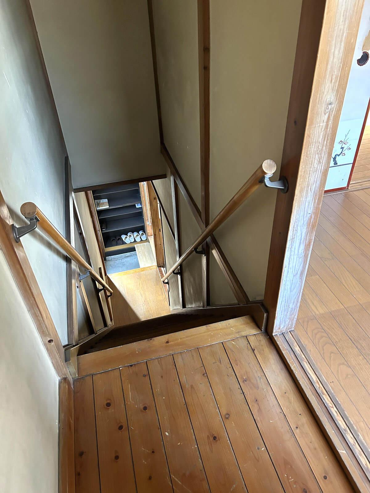 大田区大森中の賃貸物件/2F：洋室から下りる階段は玄関に直行