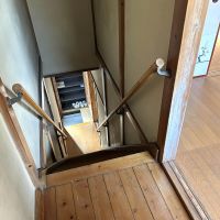 大田区大森中の賃貸物件/2F：洋室から下りる階段は玄関に直行