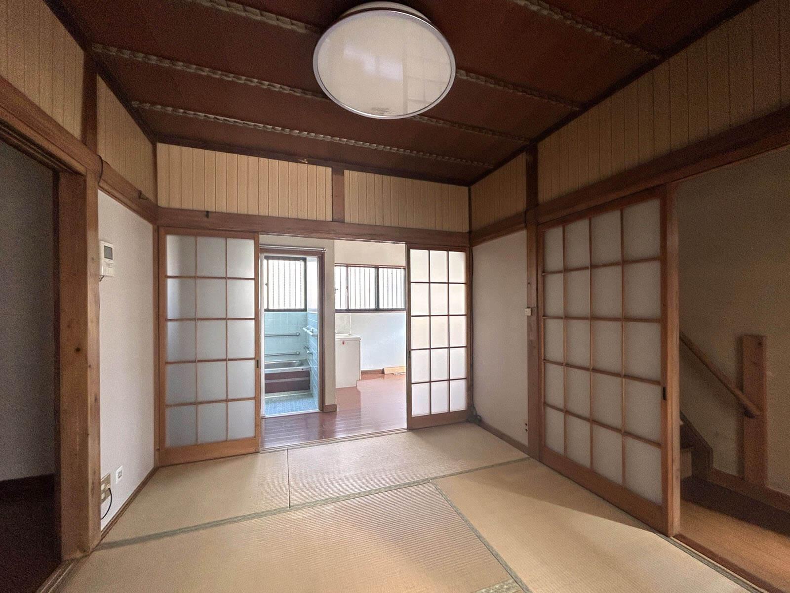 大田区大森中の賃貸物件/1F：玄関入ってすぐの和室、住居以外にも畳を生かした教室や応接間に使ったり、事務所などの用途によっては洋室にすることも