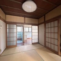 大田区大森中の賃貸物件/1F：玄関入ってすぐの和室、住居以外にも畳を生かした教室や応接間に使ったり、事務所などの用途によっては洋室にすることも