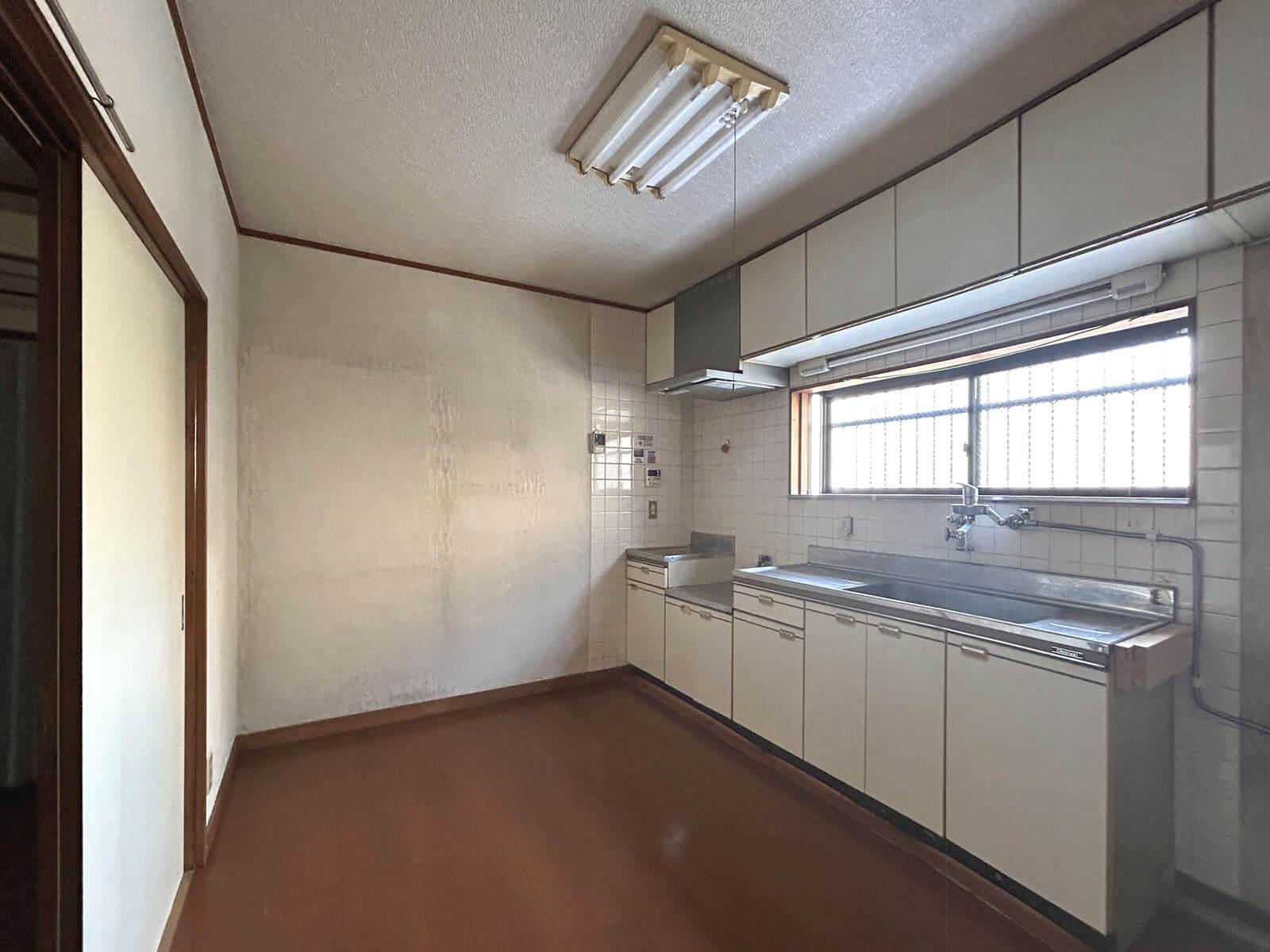 大田区大森中の賃貸物件/1F：広さが確保されたキッチン、経年感はあるので少しは手を入れたいところ