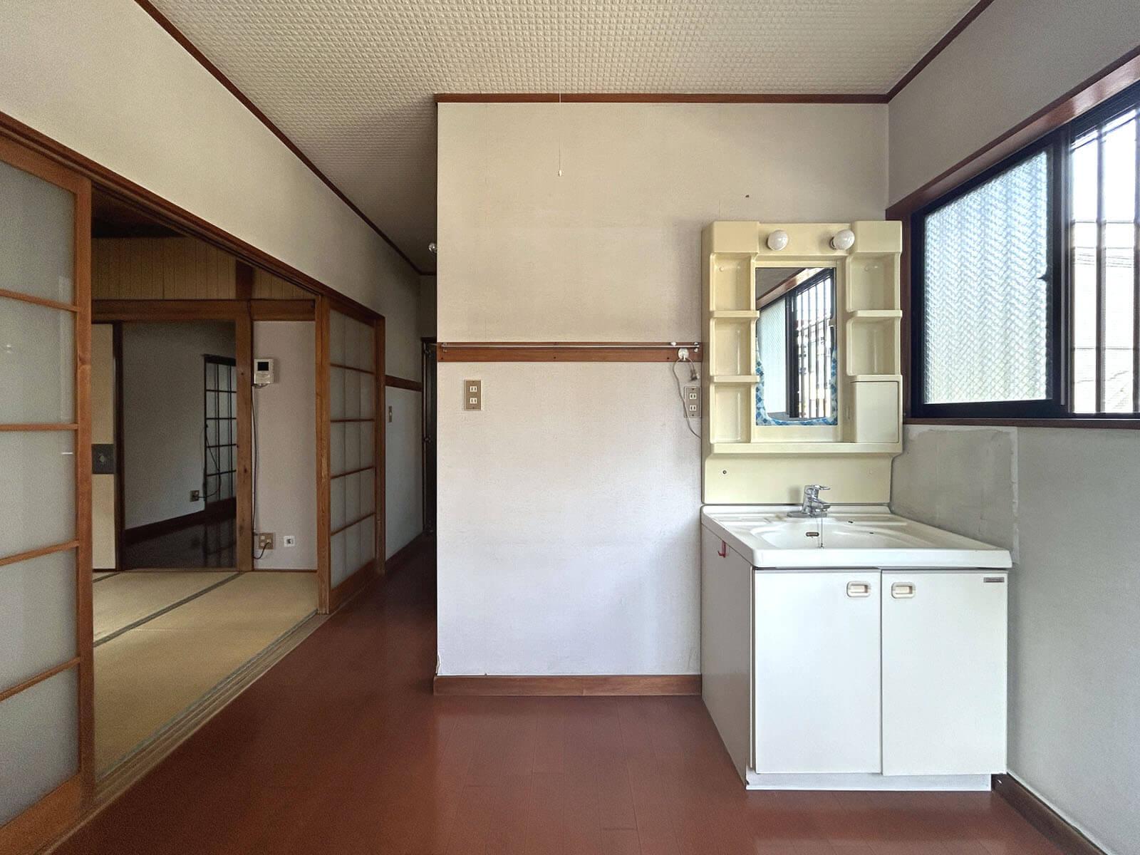 大田区大森中の賃貸物件/1F：洗面所だけで使うには広く、住居兼用の小さな店ならこのスペースで営業ができるかも