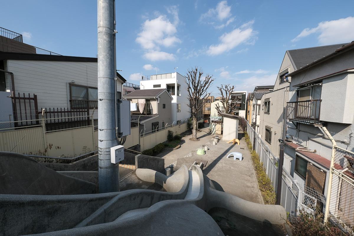 新宿区赤城下町の売買物件/物件目の前の赤城児童公園。近所の小さな子供たちや、仕事中にひと休みしている人がポツポツといるような、静かな公園