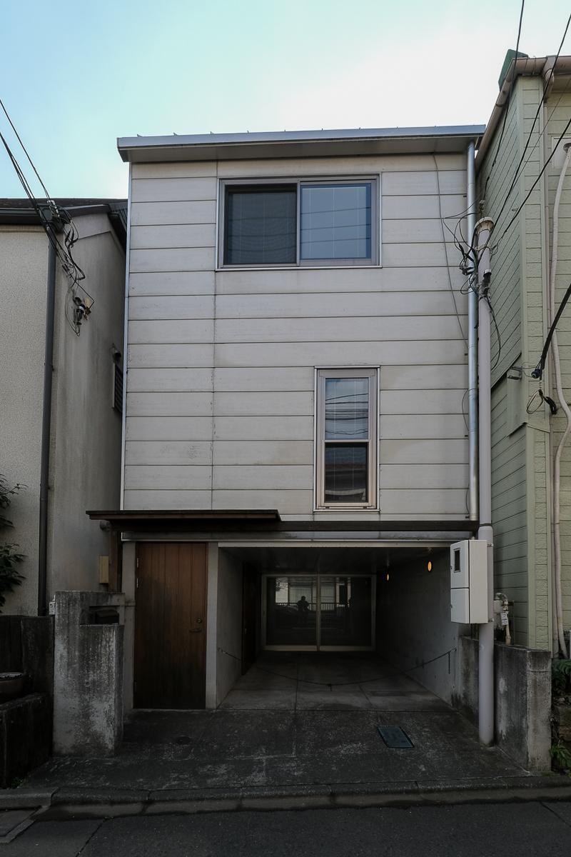 新宿区赤城下町の売買物件/外観。小型車のみですが、ガレージに駐車可能