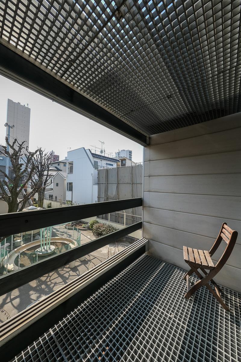 新宿区赤城下町の売買物件/2階のテラス南向きでよく光があたり、あたたかな場所