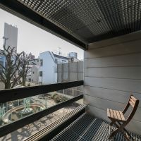 新宿区赤城下町の売買物件/2階のテラス南向きでよく光があたり、あたたかな場所