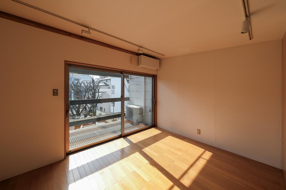 新宿区赤城下町の売買物件/4階。南向きの窓からしっかりと光が入る
