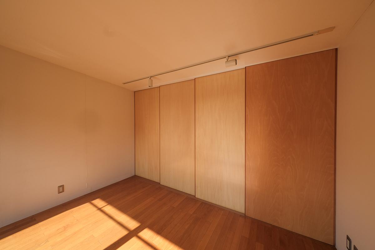 新宿区赤城下町の売買物件/4階。間仕切りを閉じれば、しっかりと個室として使えます