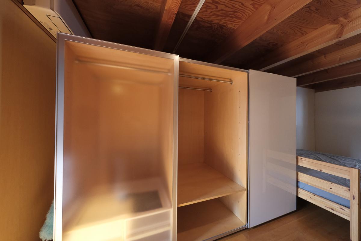 新宿区赤城下町の売買物件/特にクローゼットは設けられておらず、可動式の収納が置かれています