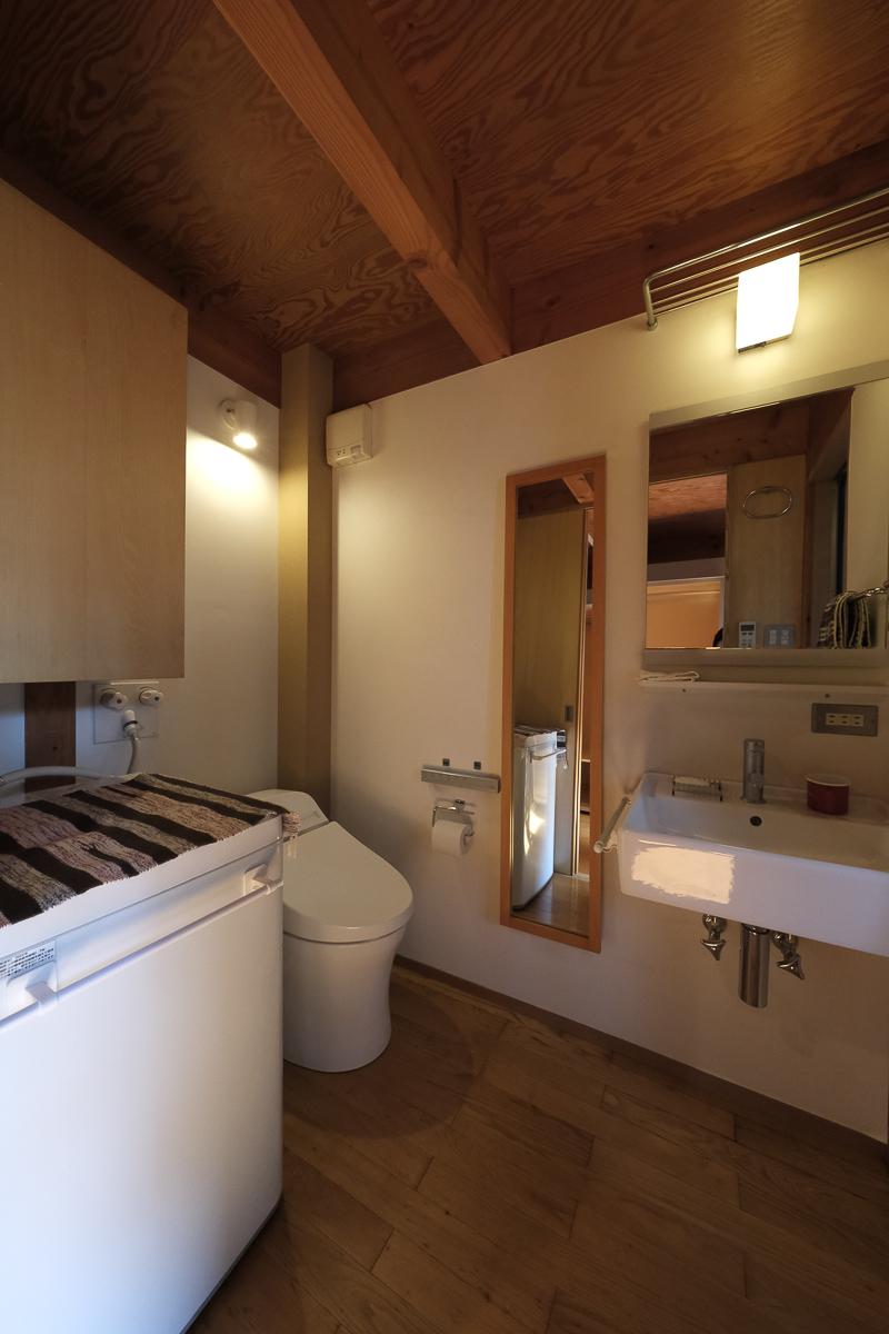 新宿区赤城下町の売買物件/トイレと洗面は同室