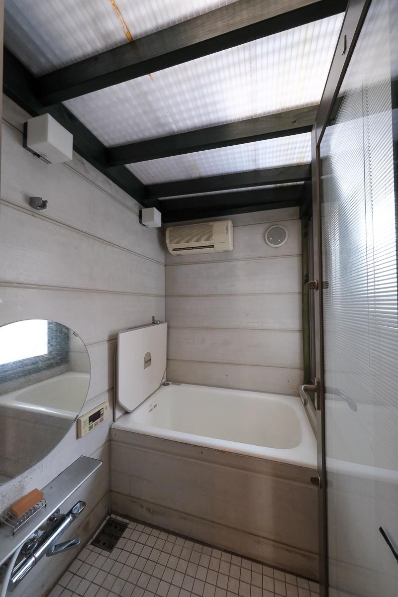 新宿区赤城下町の売買物件/明るい浴室