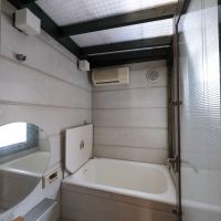 新宿区赤城下町の売買物件/明るい浴室