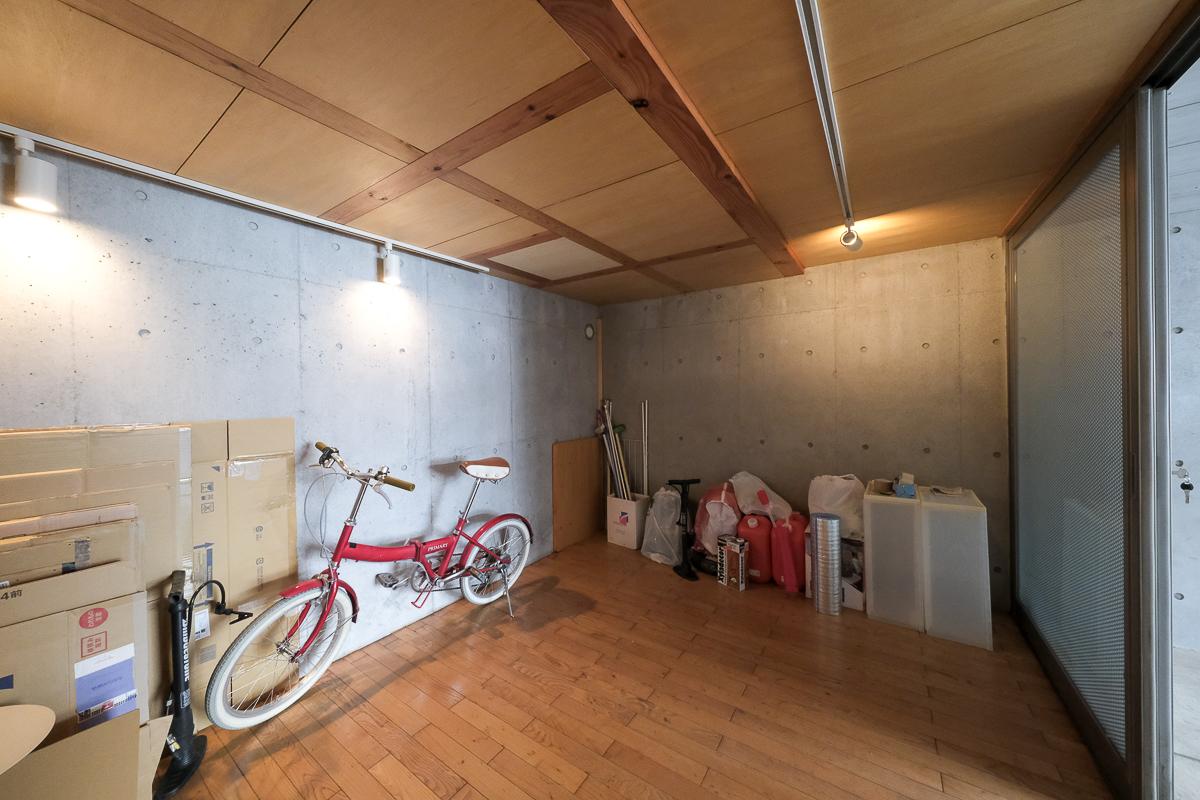新宿区赤城下町の売買物件/ガレージ奥の個室