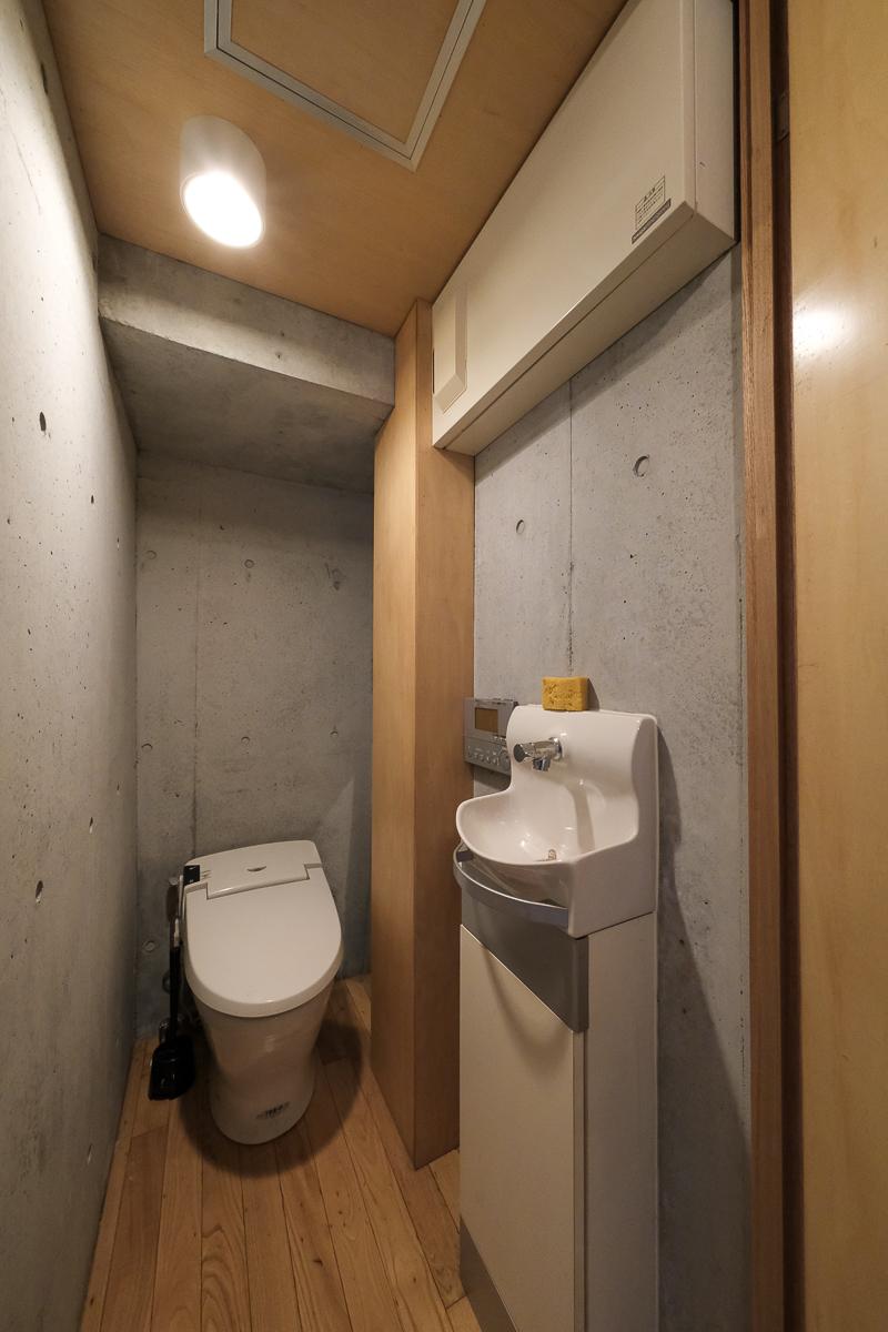 新宿区赤城下町の売買物件/ガレージ奥の個室のトイレ