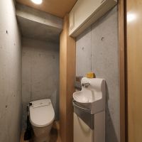 新宿区赤城下町の売買物件/ガレージ奥の個室のトイレ