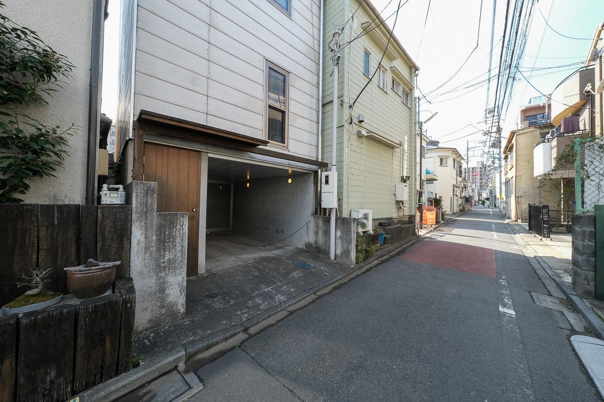 新宿区赤城下町の売買物件/前面道路はたまに車や人が通るくらい