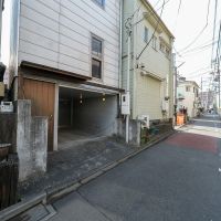 新宿区赤城下町の売買物件/前面道路はたまに車や人が通るくらい