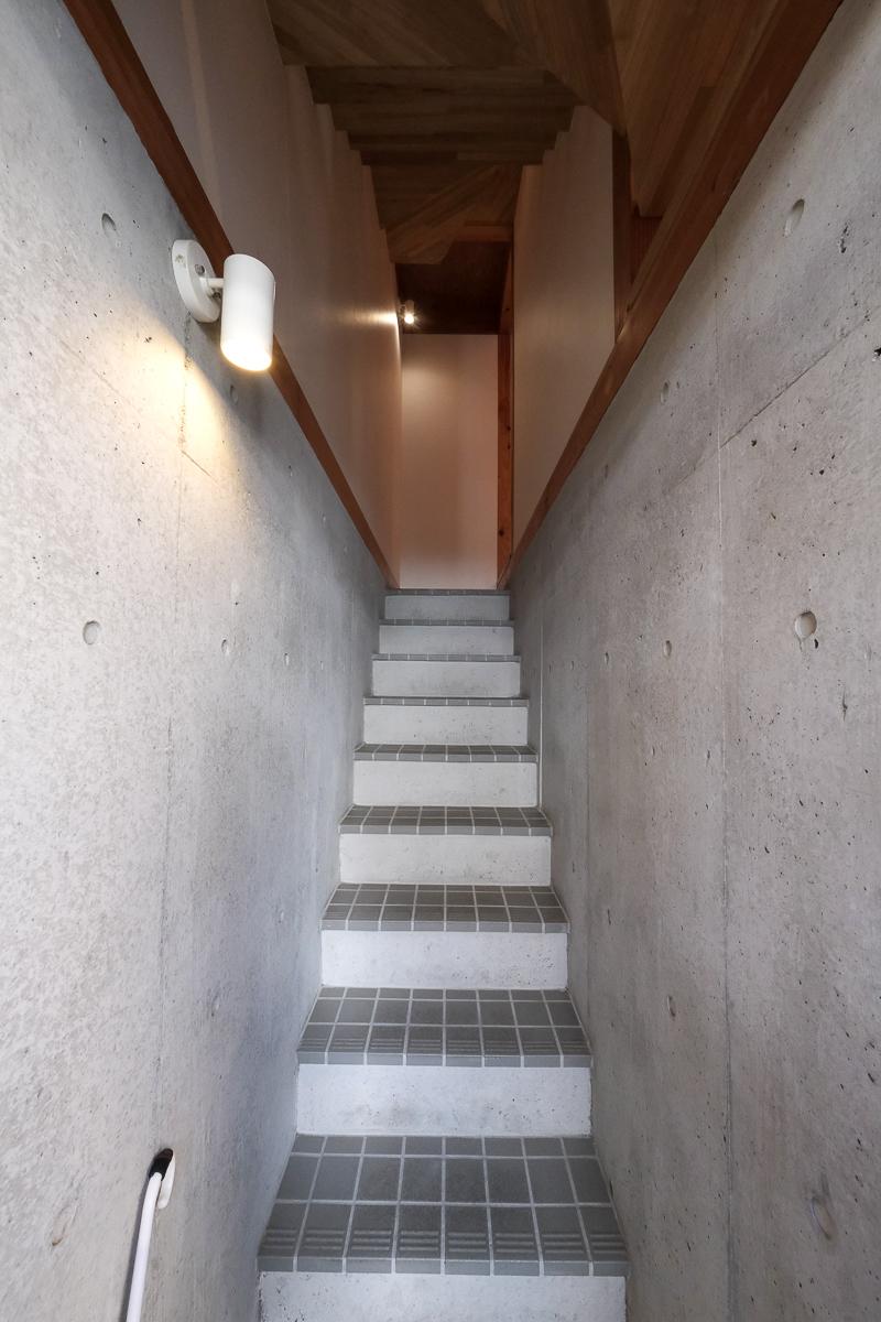 新宿区赤城下町の売買物件/玄関から2階への階段