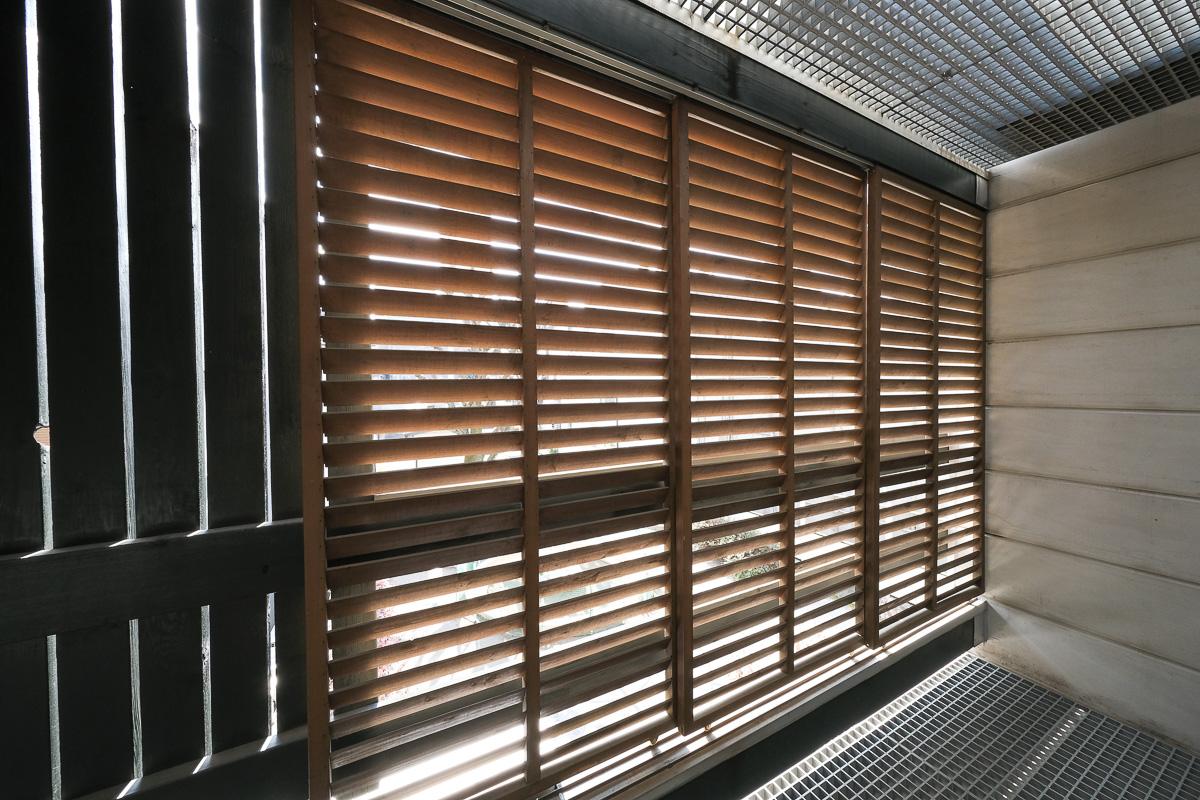 新宿区赤城下町の売買物件/テラスにはルーバーが取り付けられていて、公園からの視線が気になる場合は閉めることも可能