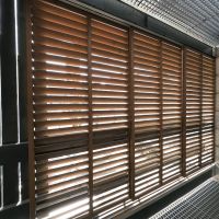 新宿区赤城下町の売買物件/テラスにはルーバーが取り付けられていて、公園からの視線が気になる場合は閉めることも可能