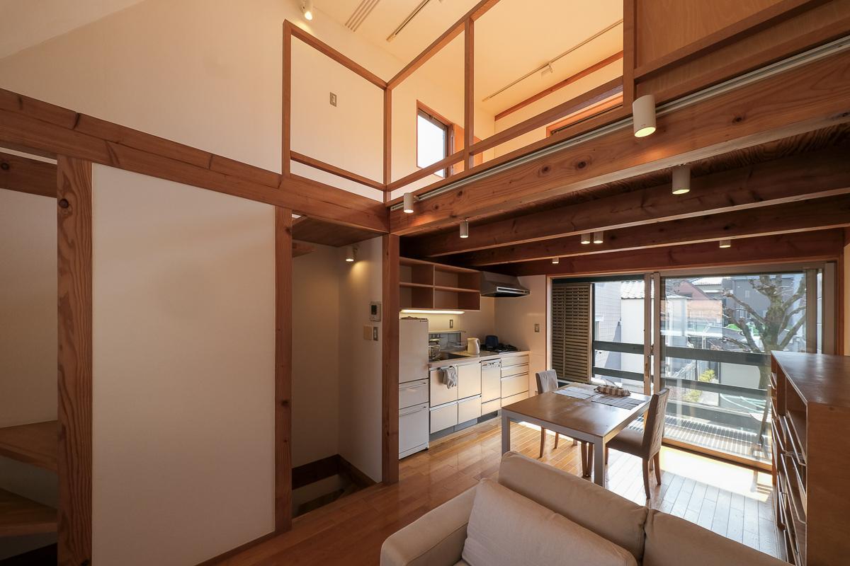 新宿区赤城下町の売買物件/吹き抜けを設け、開放的なリビング