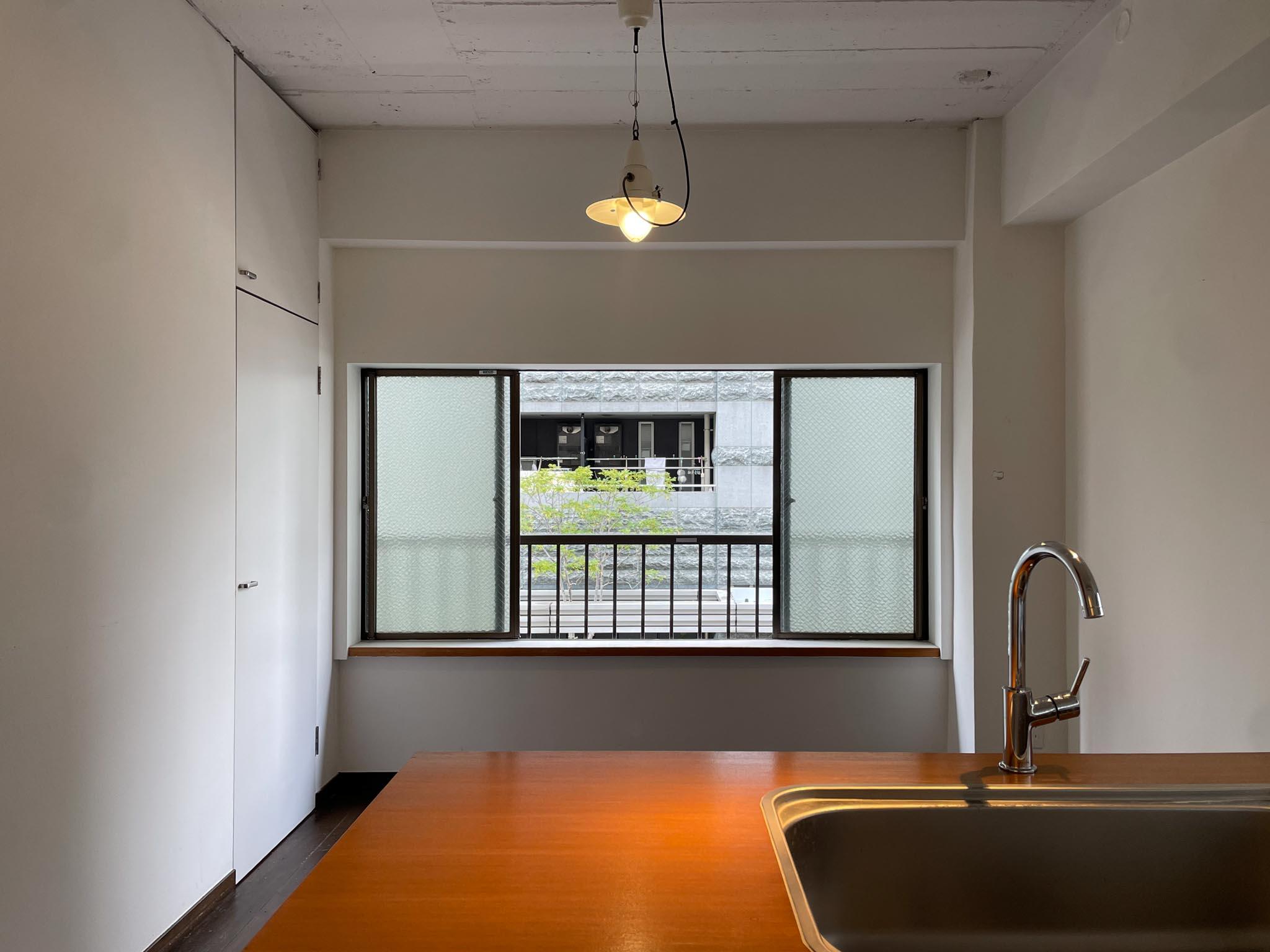 中野区東中野の賃貸物件/天井は抜かれて白塗装。レトロな照明がよく合います