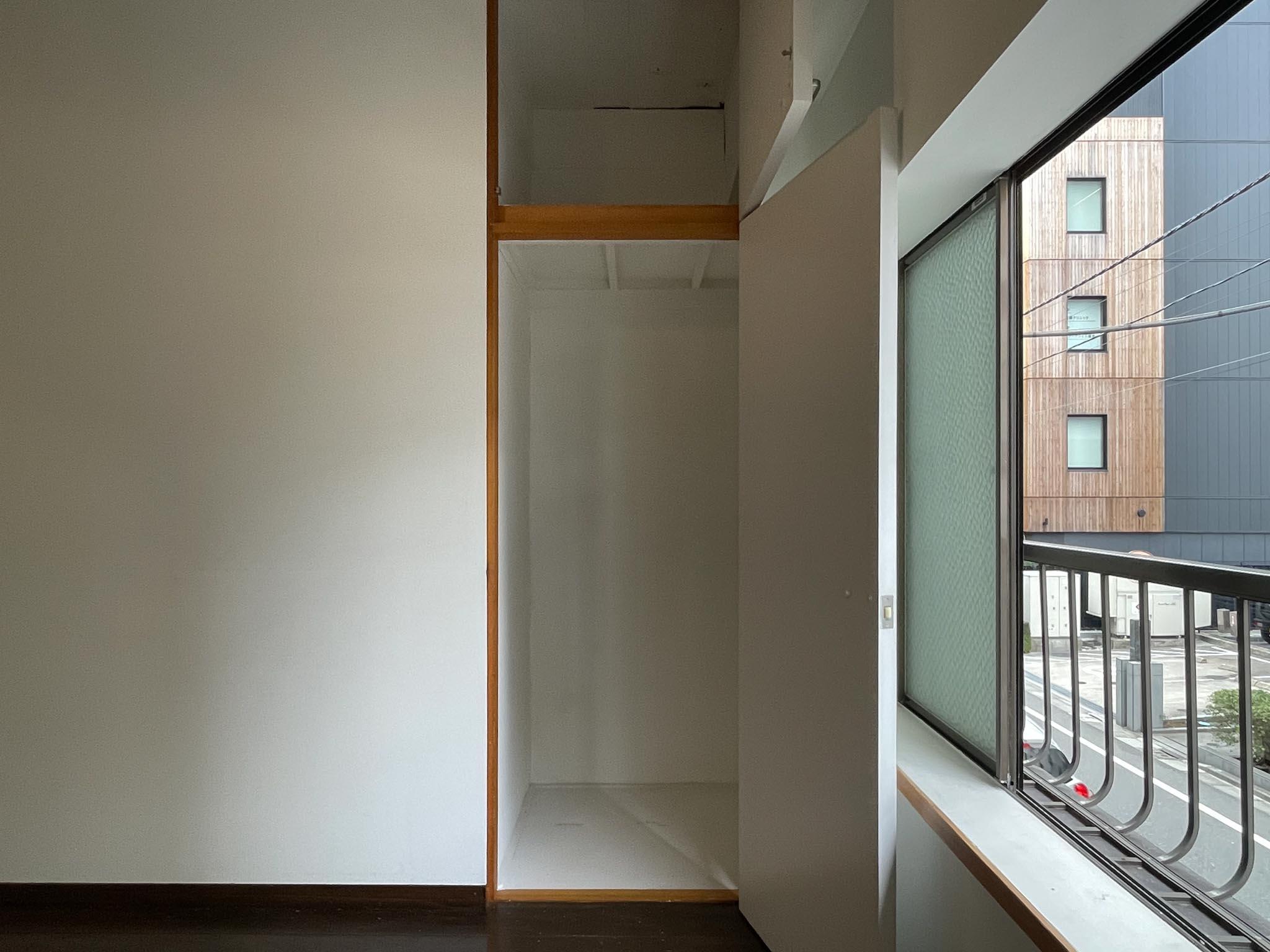 中野区東中野の賃貸物件/窓際に収納があります