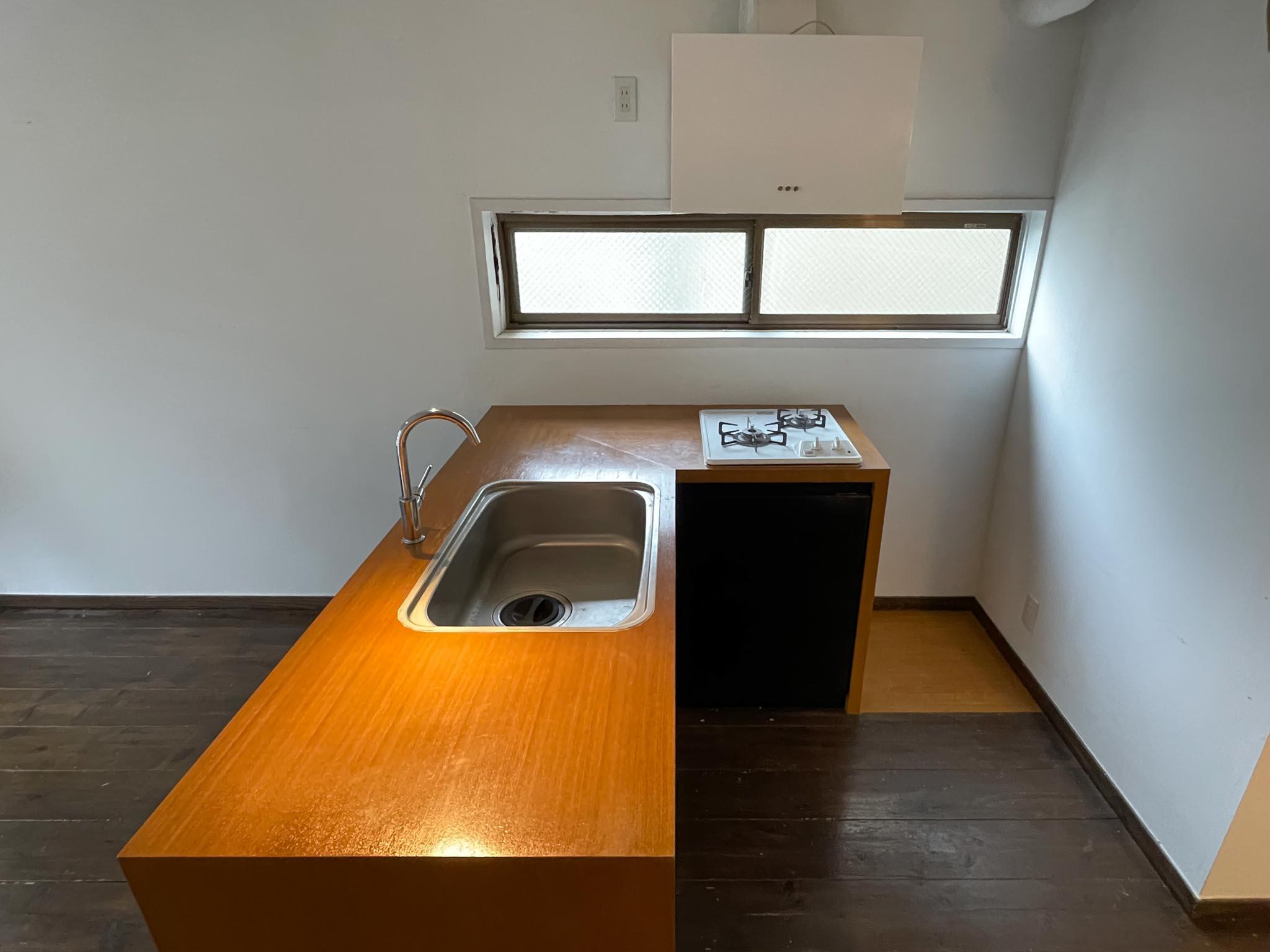 中野区東中野の賃貸物件/シンクにフタをして広くカウンターとしても使えます