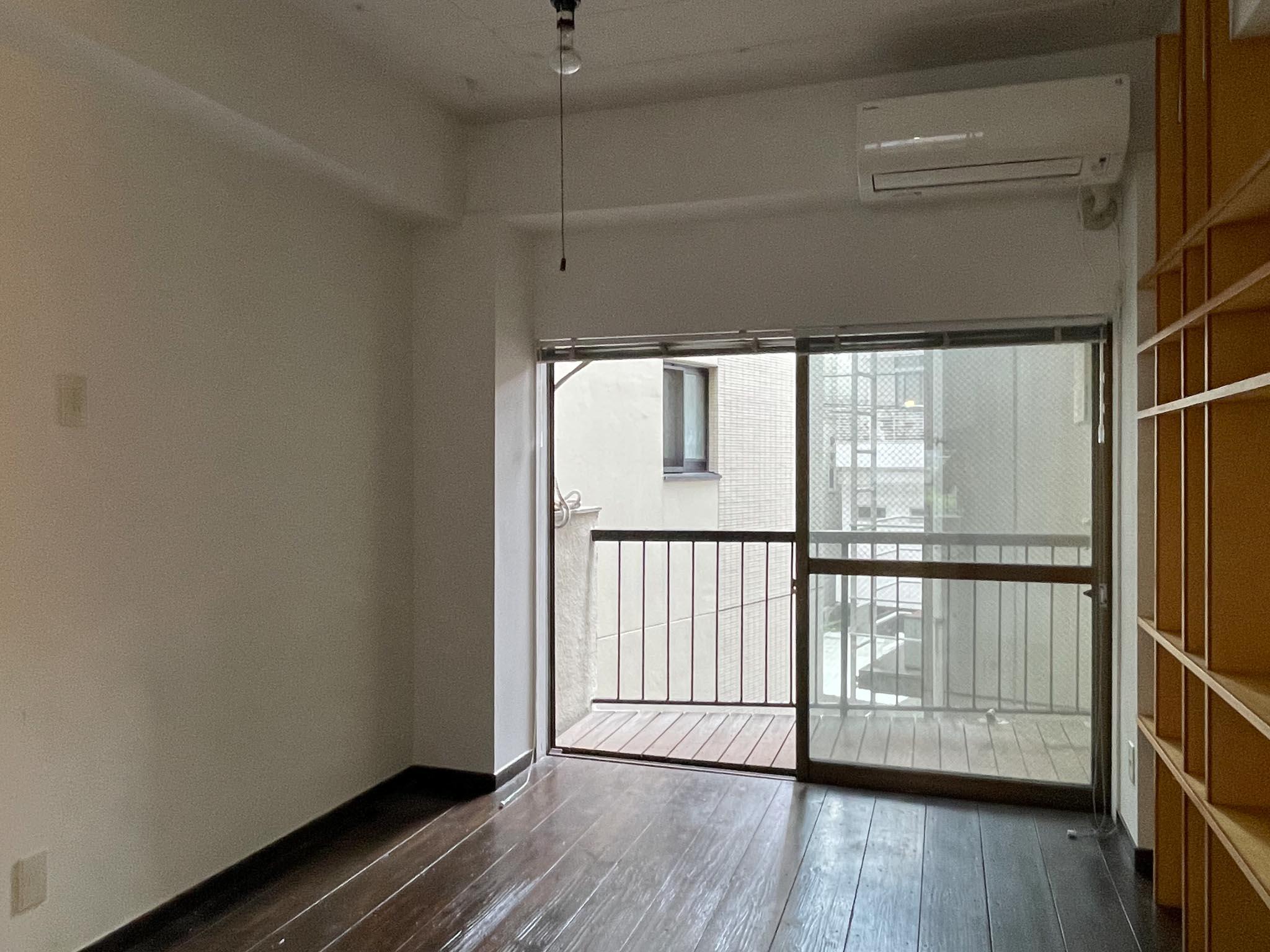 中野区東中野の賃貸物件/約6畳の洋室。こちらまでフローリングが続いています