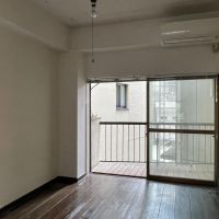 中野区東中野の賃貸物件/約6畳の洋室。こちらまでフローリングが続いています