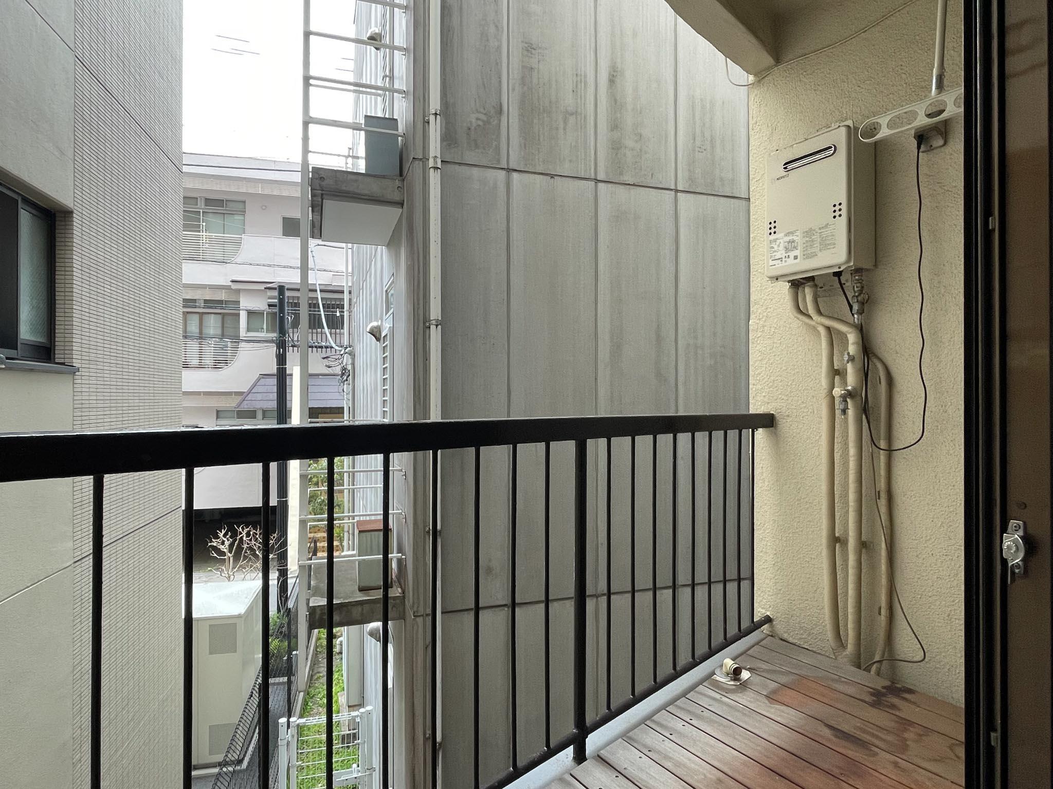 中野区東中野の賃貸物件/洋室側にベランダ。洗濯機置き場はここです
