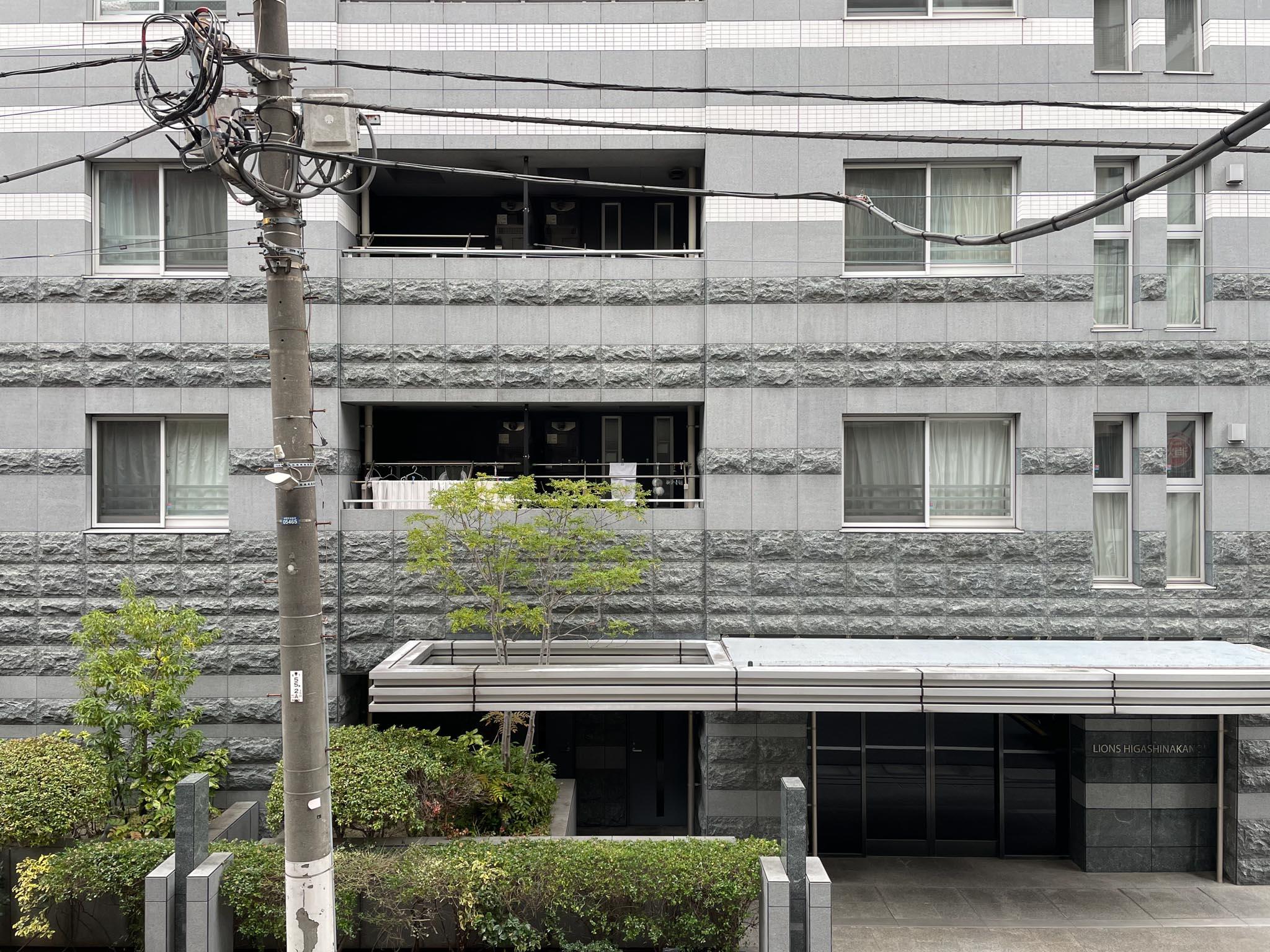 中野区東中野の賃貸物件/リビングからの眺めは、向かいの大きなマンション。その向こうに東長野駅があります