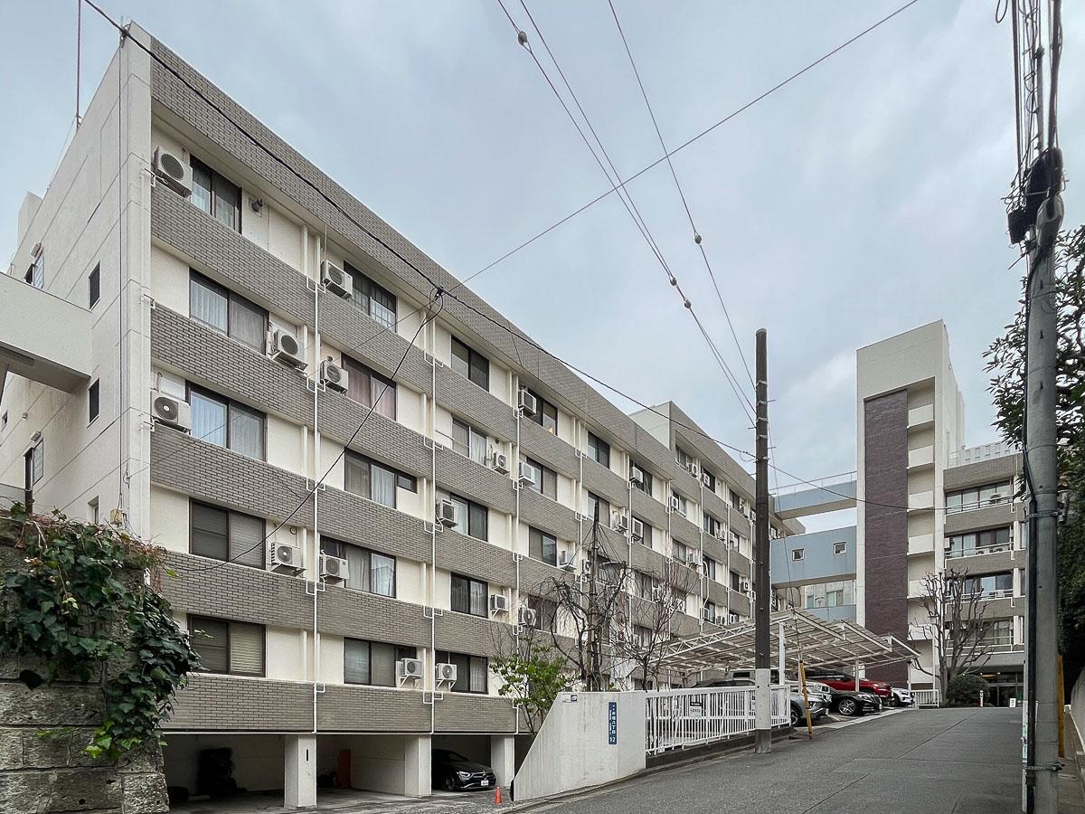 港区赤坂の賃貸物件/高台にどっしりと構える渋い外観