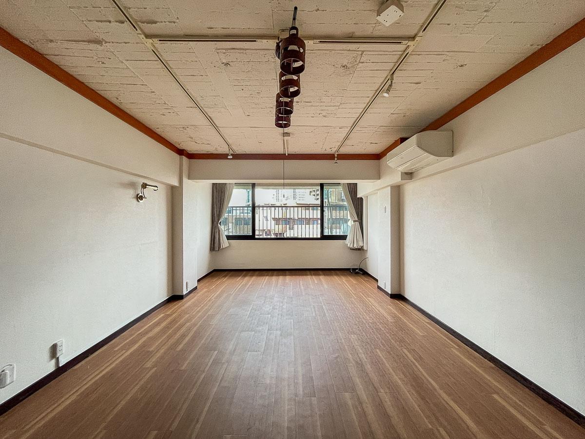 港区赤坂の賃貸物件/縦長のリビング。天井は躯体現しで白く塗装されています