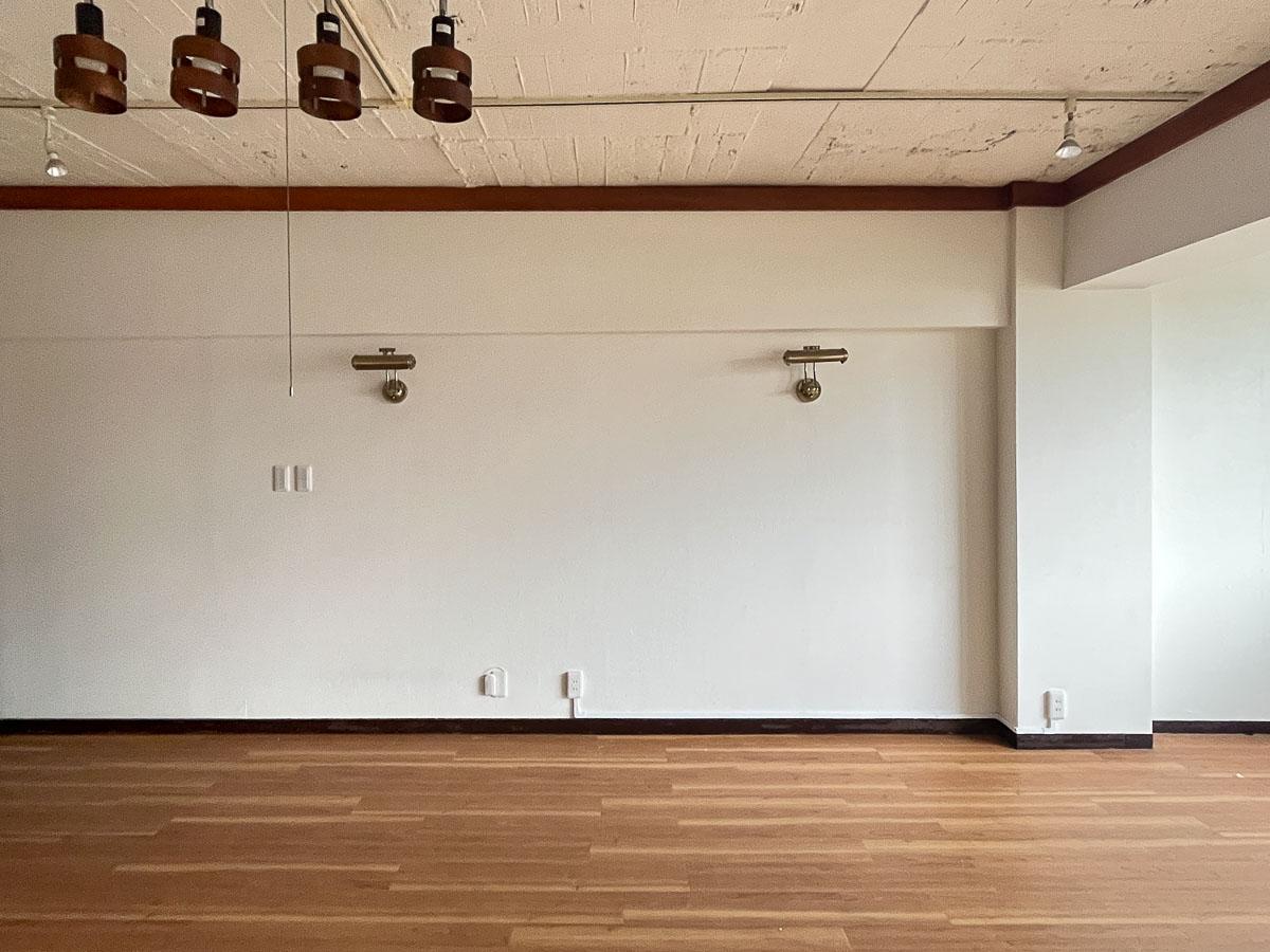 港区赤坂の賃貸物件/壁に取り付けられた照明がレトロで良い雰囲気