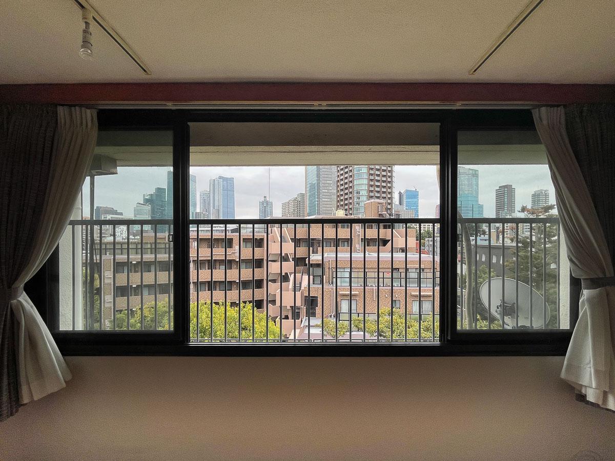 港区赤坂の賃貸物件/ワイドな窓からは赤坂のビル群が望めます