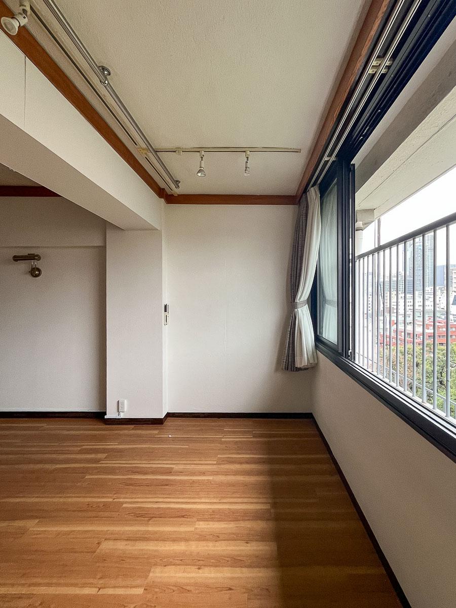 港区赤坂の賃貸物件/窓際から見た室内