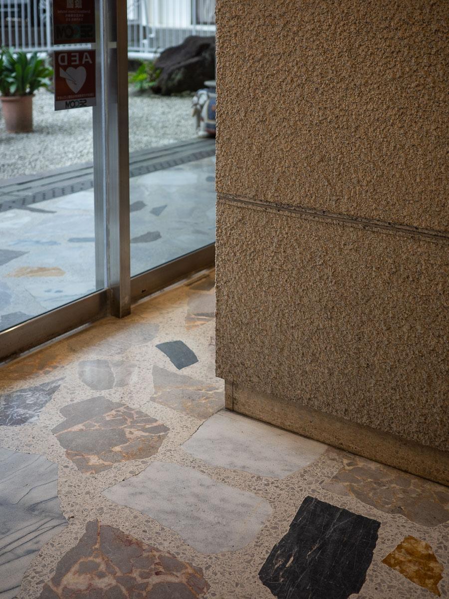 港区赤坂の賃貸物件/エントランスのタイル