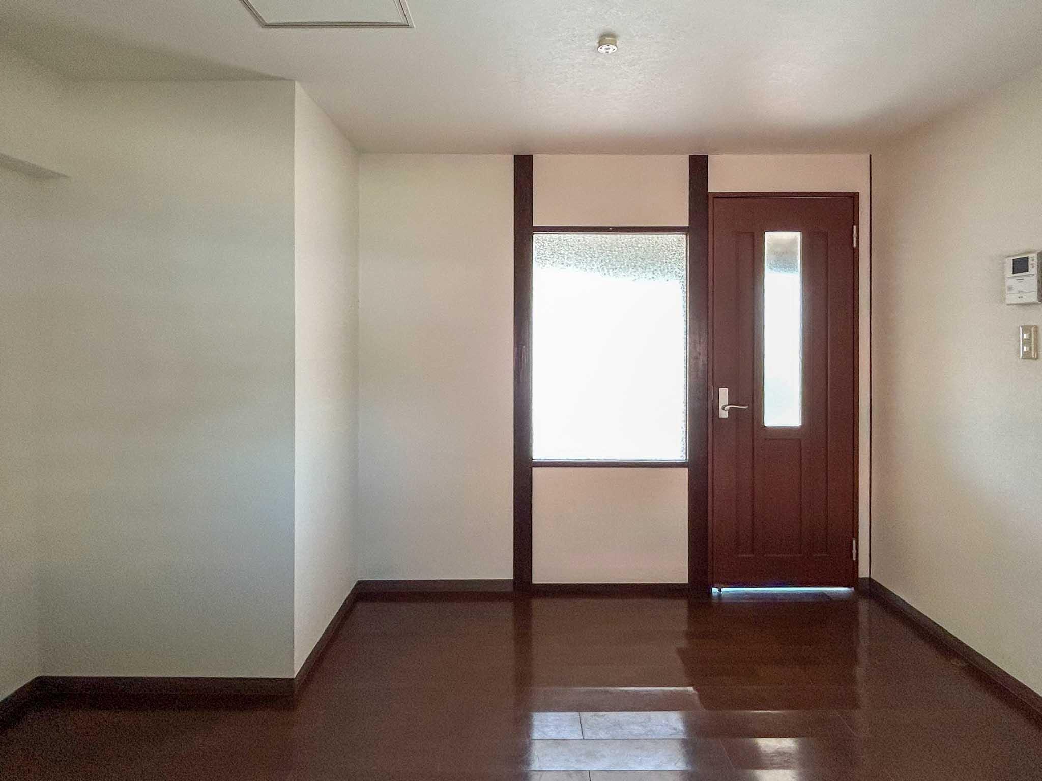 世田谷区池尻の賃貸物件/ダイニング。フィックス窓を通じて、居室側から光が届きます