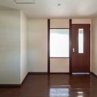 世田谷区池尻の賃貸物件/ダイニング。フィックス窓を通じて、居室側から光が届きます