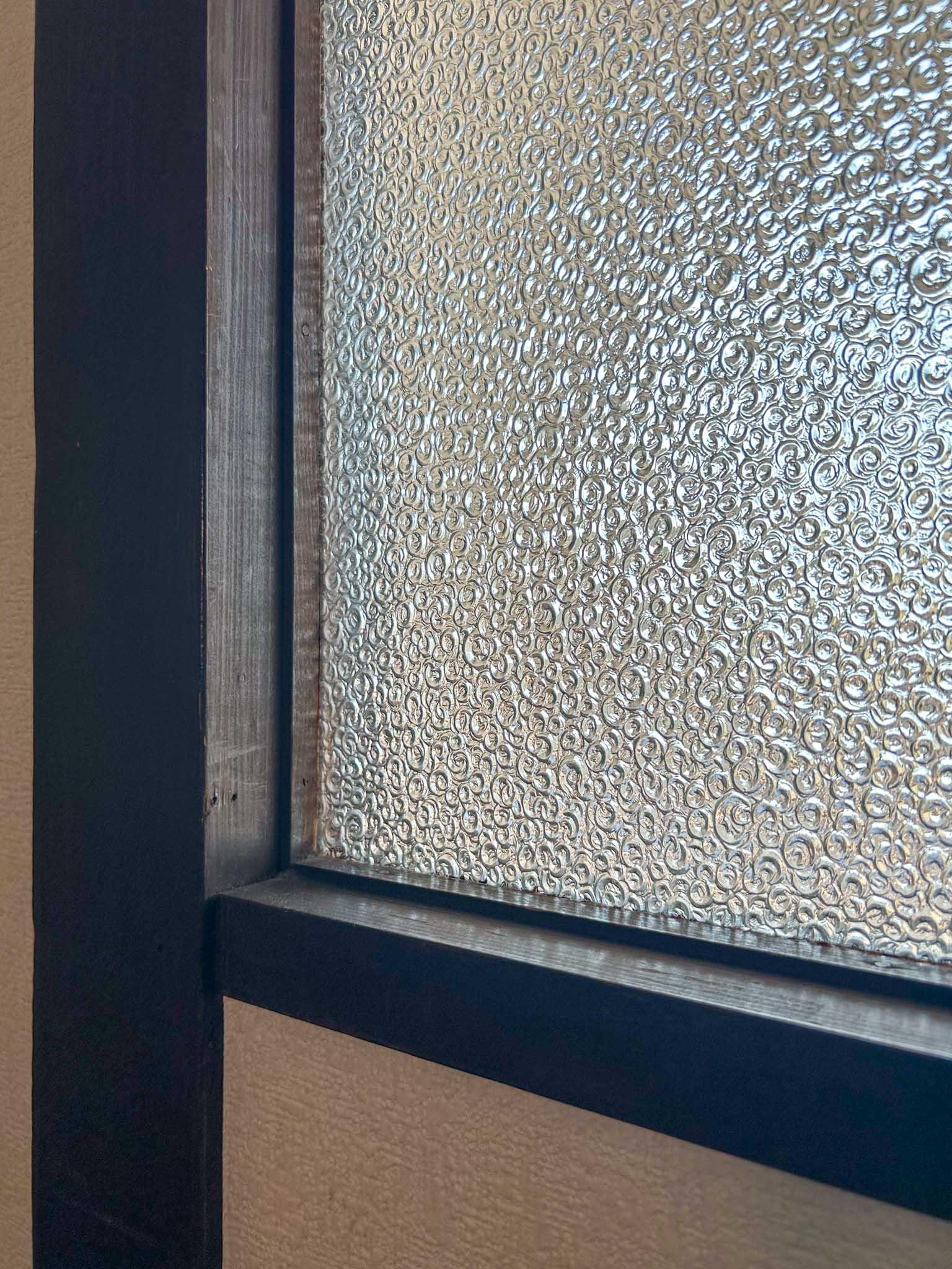 世田谷区池尻の賃貸物件/ぐるぐると特徴的な柄の型板ガラス