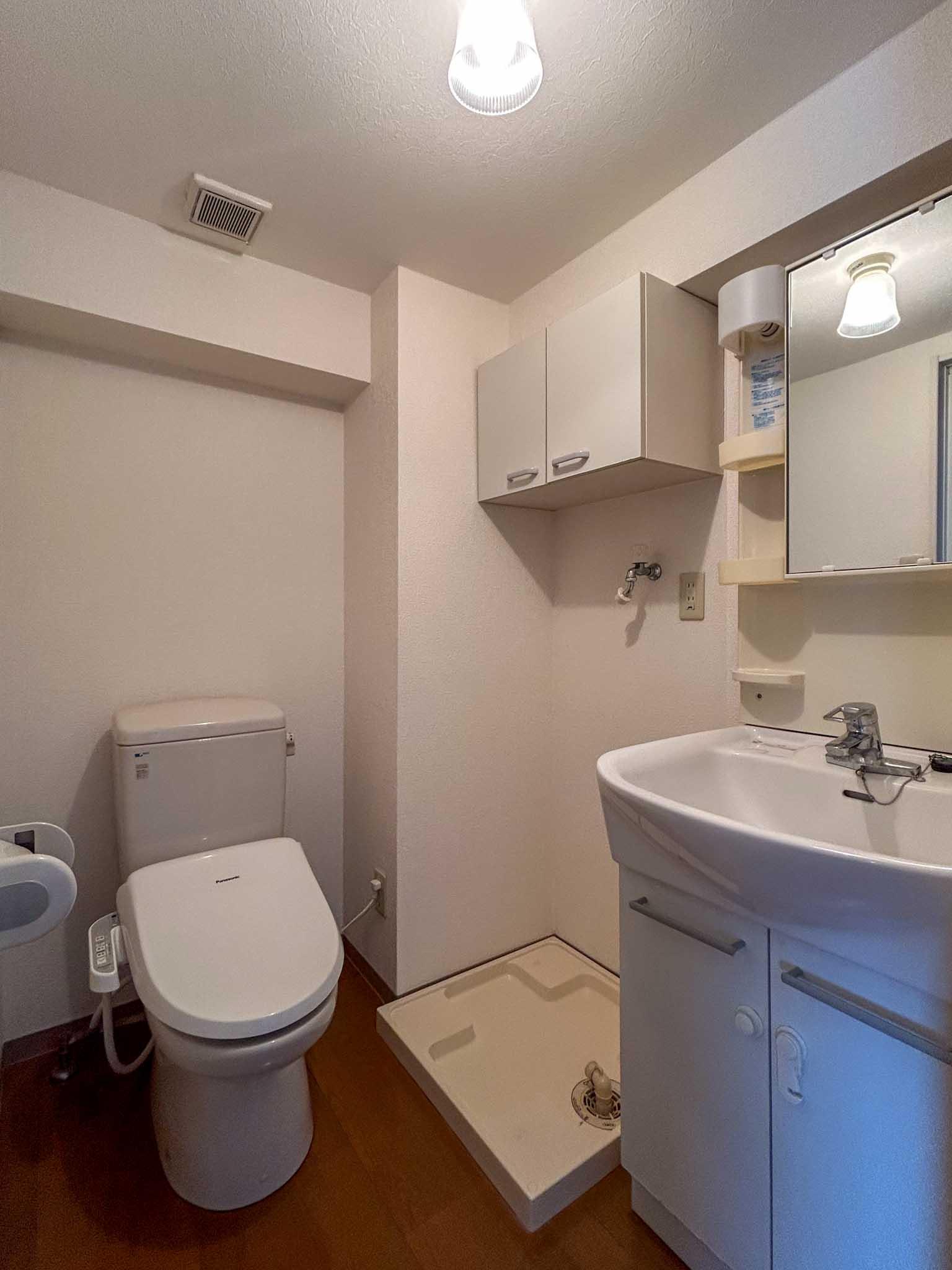 世田谷区池尻の賃貸物件/洗面脱衣室。トイレと同室