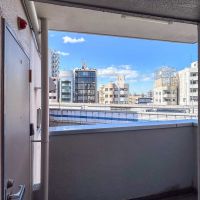 世田谷区池尻の賃貸物件/玄関先。近くに玉川通りと首都高が通っていますが、室内に入ると音はそこまで気になりませんでした