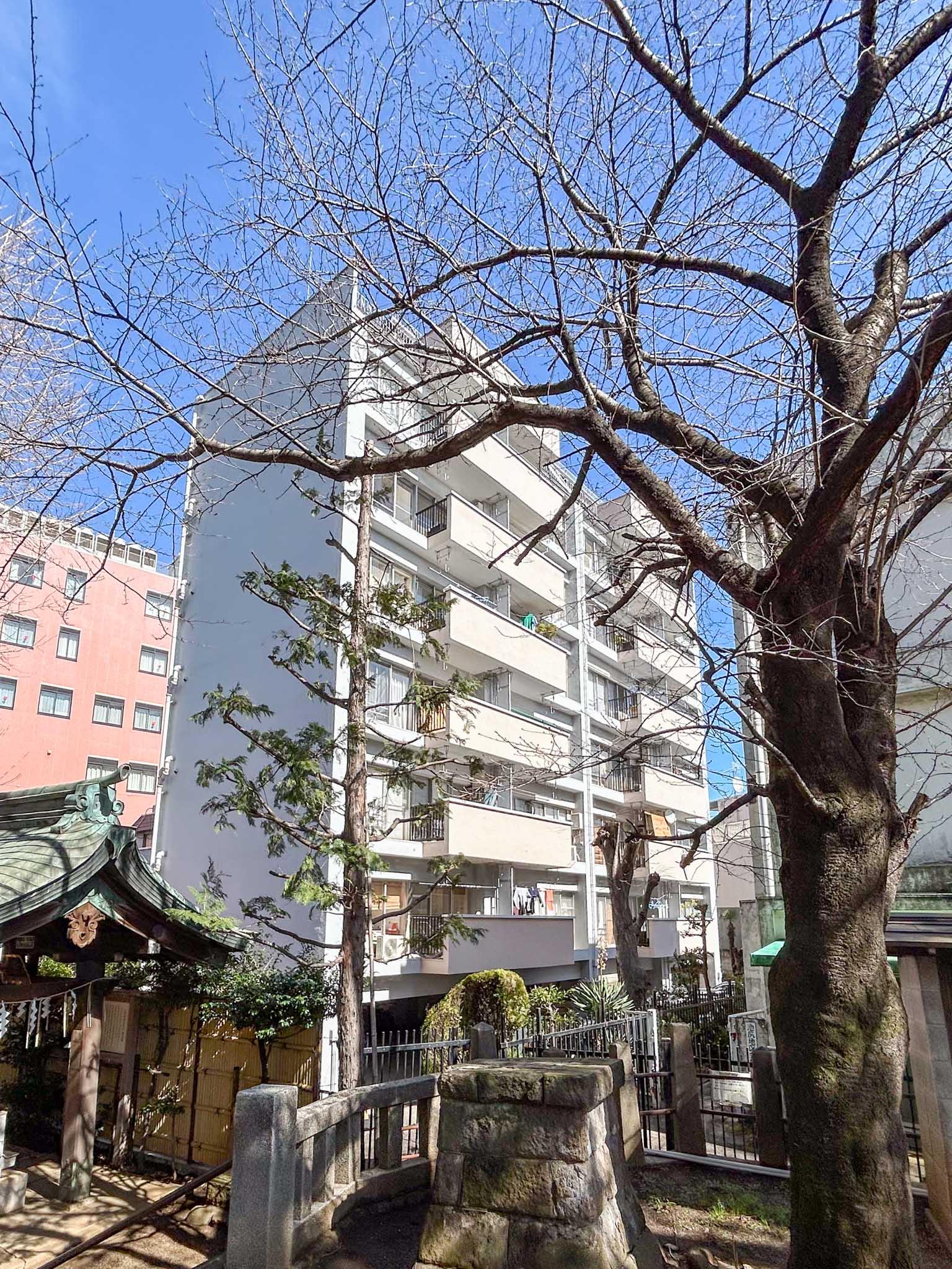 世田谷区池尻の賃貸物件/神社側から見た外観