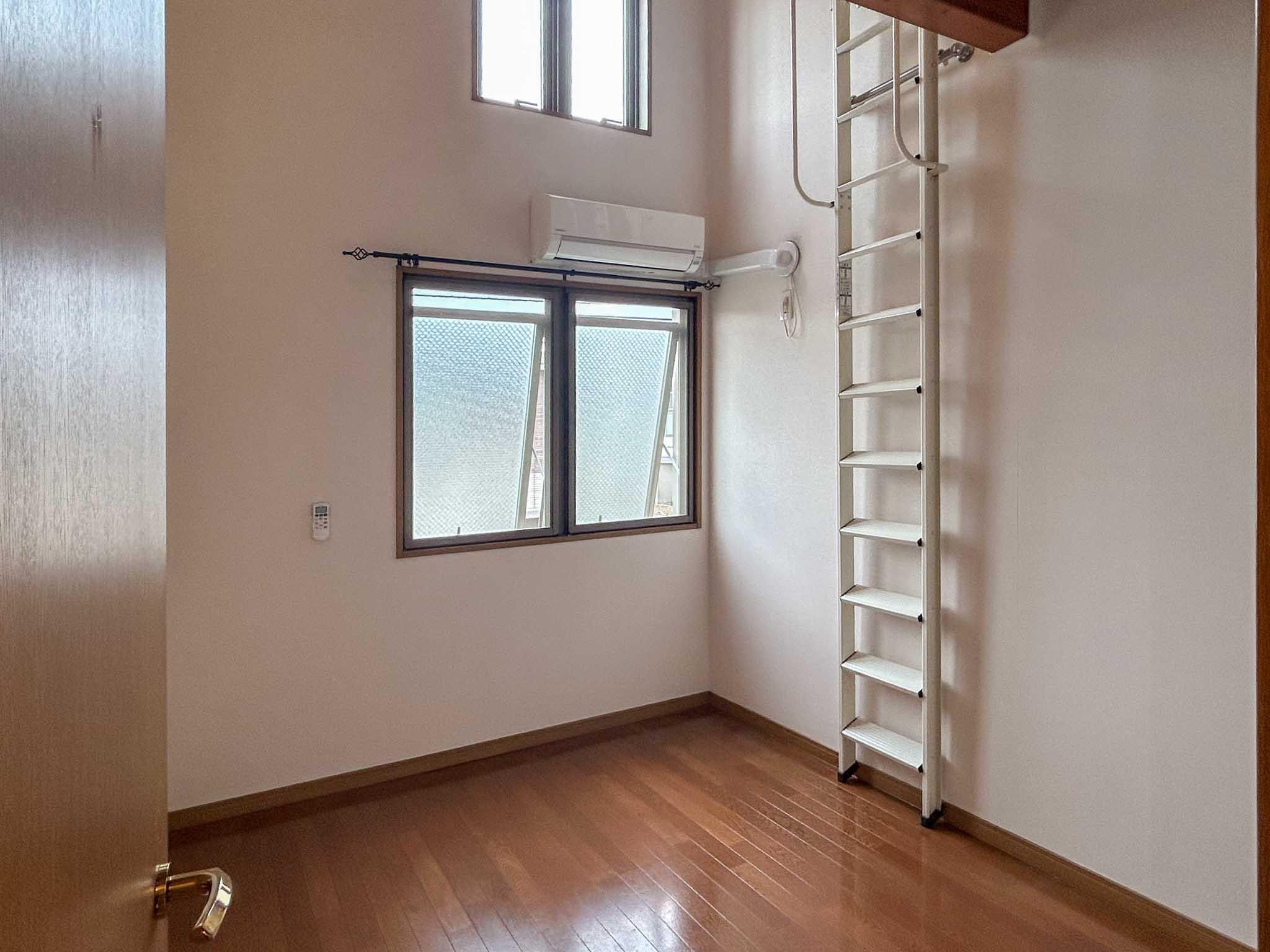 杉並区成田東の賃貸物件/2階：5帖の洋室。吹き抜け部分は4mオーバーの高さがあります