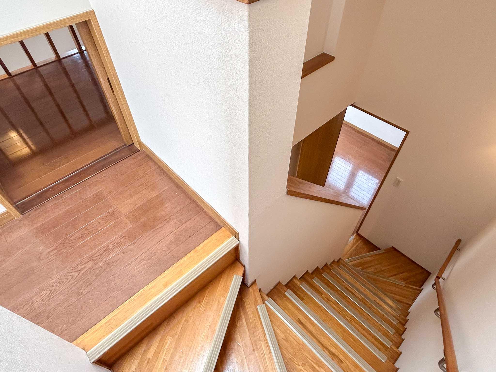 杉並区成田東の賃貸物件/階段。すぐ隣に2階洋室のロフトにつながる隠し通路があります
