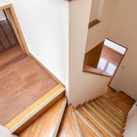 杉並区成田東の賃貸物件/階段。すぐ隣に2階洋室のロフトにつながる隠し通路があります