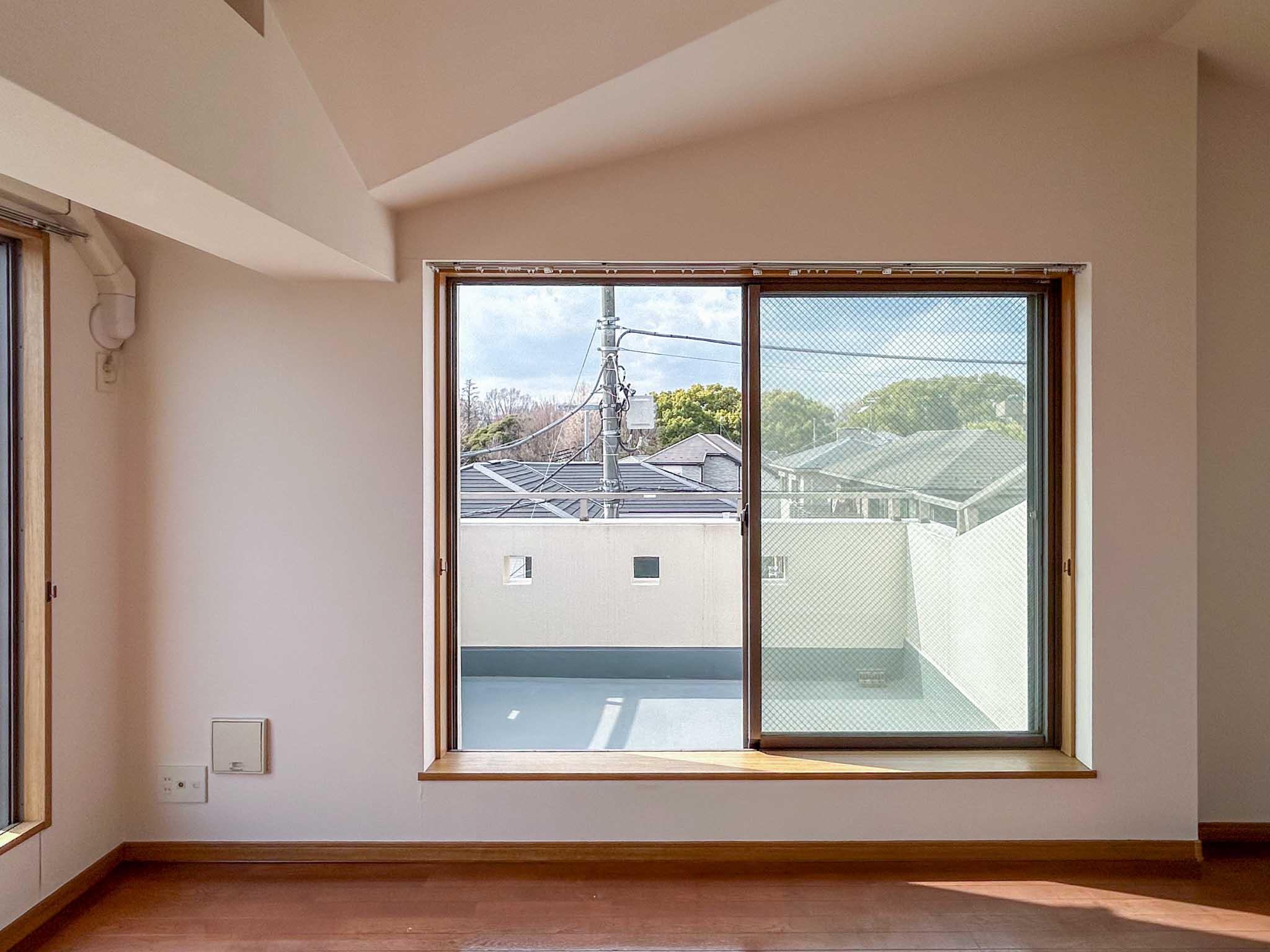 杉並区成田東の賃貸物件/3階：リビング。西側の窓をみる